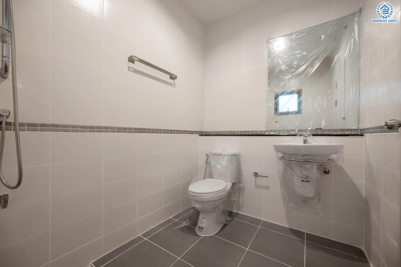 บ้านมือสองตกแต่งใหม่ โครงการ เพอร์เฟคเพลส แจ้งวัฒนะ-ปากเกร็ด เนื้อที่ 54 ตร.ว. ฟังก์ชัน 3 ห้องนอน 3 ห้องน้ำ จอดรถได้ 2 คัน รองรับทุกการอยู่อาศัย บนทำเลศักยภาพ ใกล้เซ็นทรัลแจ้งวัฒนะ รถไฟฟ้าสายสีชมพู "สถานีปากเกร็ด" และเชื่อมสู่แจ้งวัฒนะและทางด่วน "ศรีรัช"...